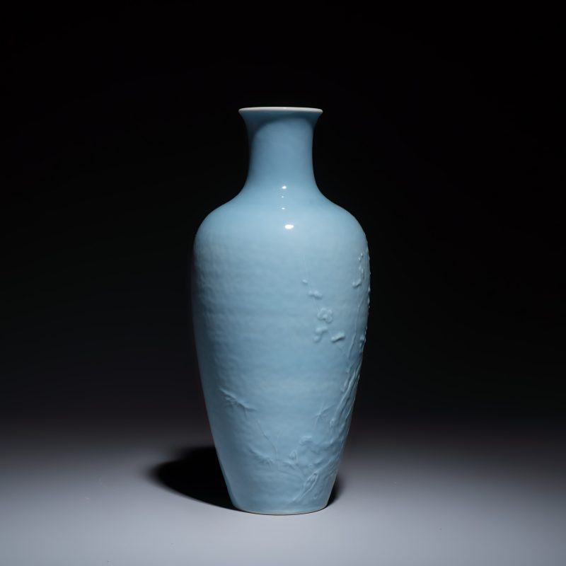 A Chinese claire-de-lune vase with floral relief design - 图5