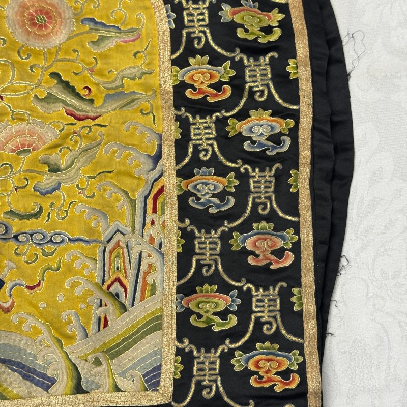 萬壽 | A Chinese yellow-ground silk and gold-thread embroidered 'Wan Shou 萬壽' panel - 图11