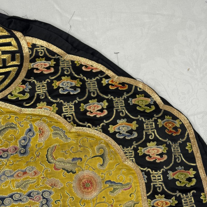 萬壽 | A Chinese yellow-ground silk and gold-thread embroidered 'Wan Shou 萬壽' panel - 图12
