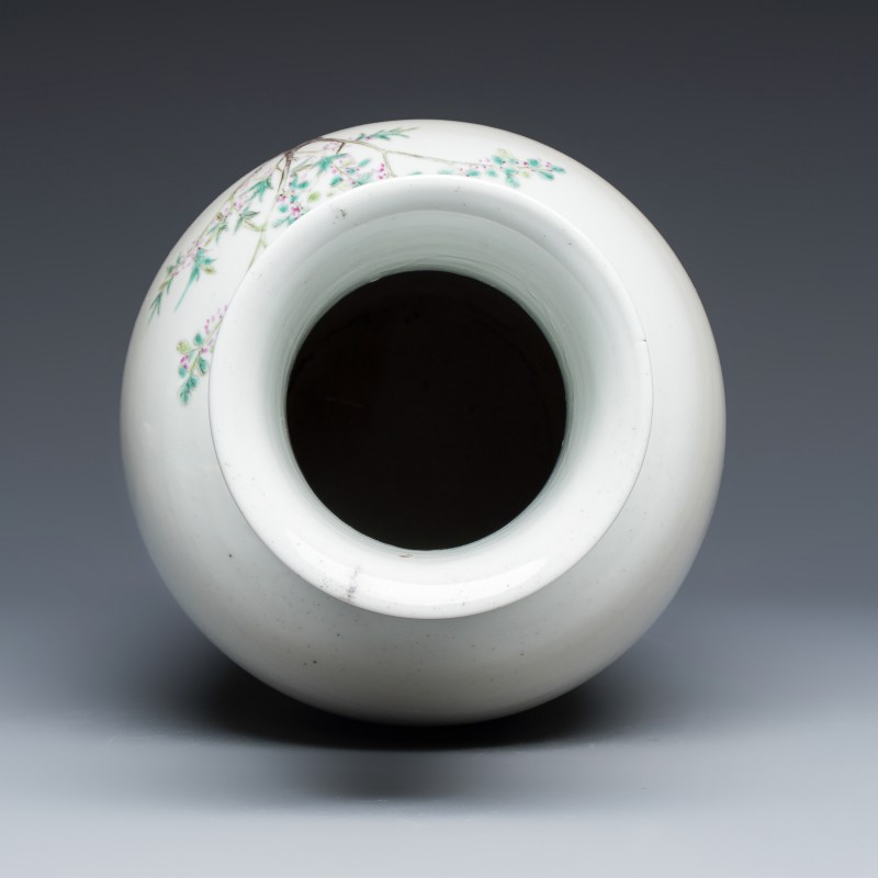 A Chinese famille rose 'Elegant ladies with playing boys' vase - 图5