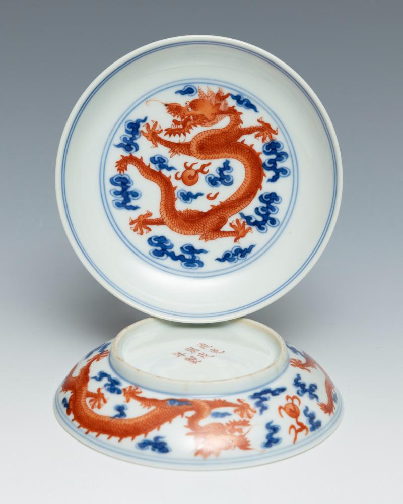 A pair of iron-red and underglaze blue 'dragon' saucers, Daoguang mark and of the period (1821-1850) - 图2