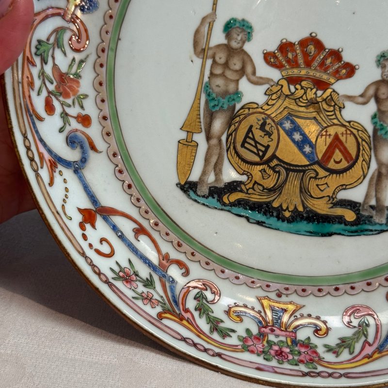 A Chinese famille rose armorial dish with the arms of Goos de Ghyseghem, Vecquemans and Golbeau for the Belgian market - 图4