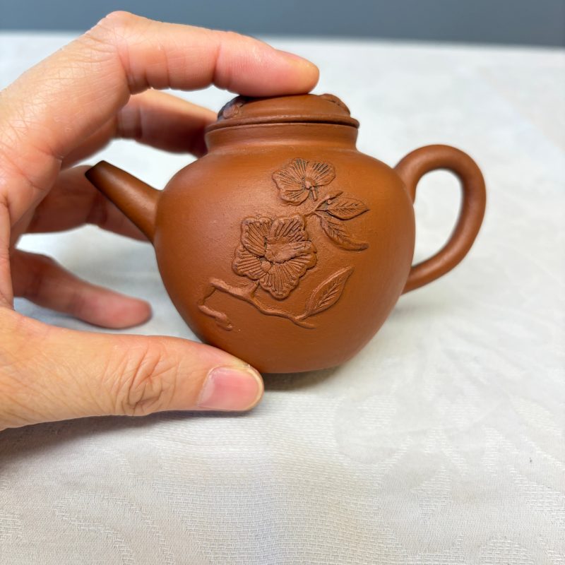 A Chinese Yixing stoneware teapot and cover with floral relief design - 图9