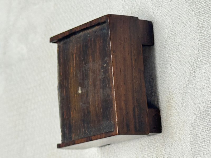 A Chinese famille verte sancai biscuit 'Crab' water pot and a 'Swastika' square bottle on a later wooden stand - 图24