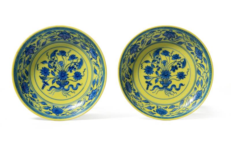 A pair of Ming-style yellow-ground blue and white saucers, Qianlong mark and of the period (1736-1795) - 图1