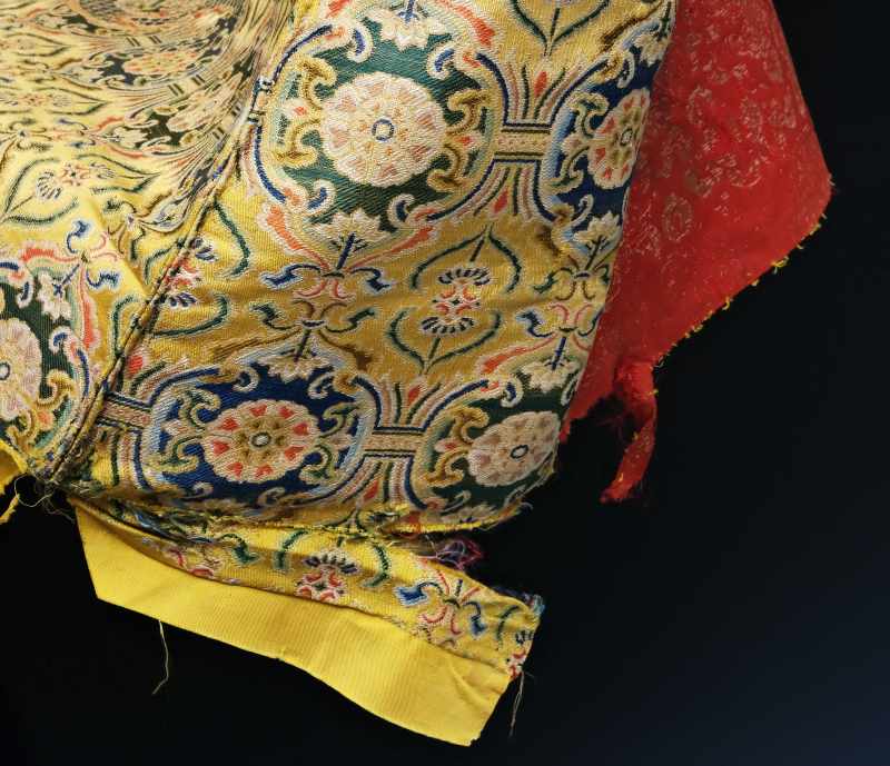 A pair of silk brocade ‘Dragon’ throne back cushion covers - 图15