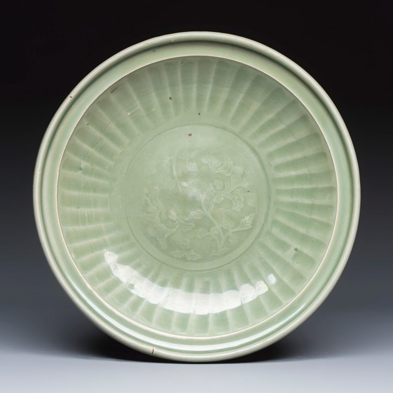 A Chinese Longquan celadon dish with incised floral design - 图1