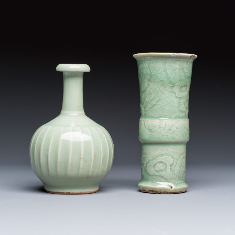 Two Chinese blue and white bowls, a plate, a celadon kendi and a vase - 图11