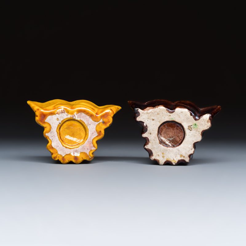 A pair of Chinese famille verte sancai biscuit 'Butterfly' water pots and a pair of shoes - 图4
