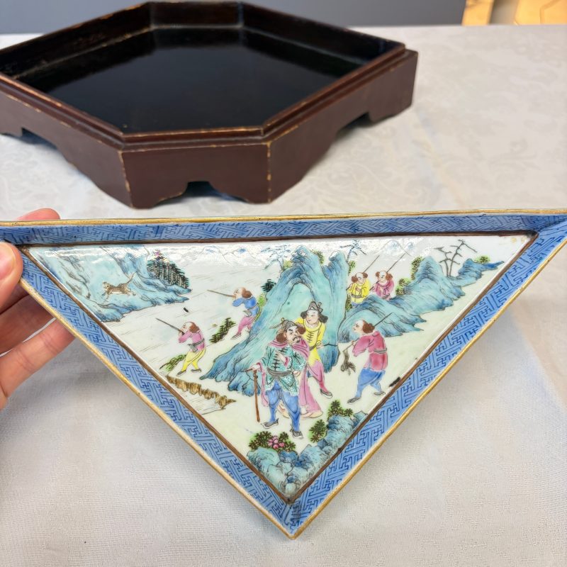 A Chinese famille rose 'Foreigners Hunting' six-piece sweetmeat set on a wooden tray - 图40