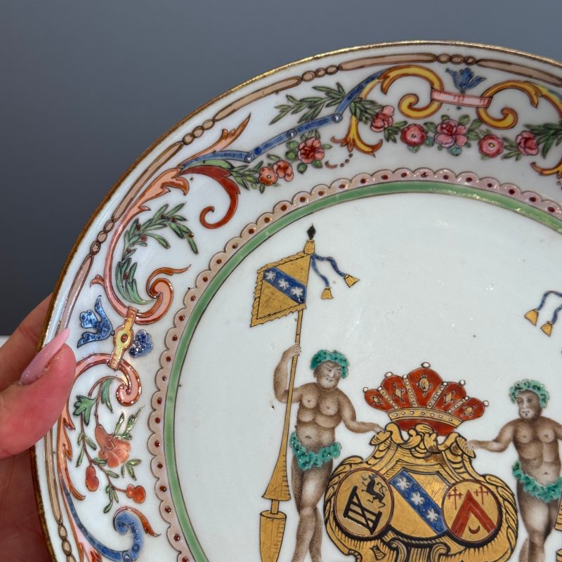 A Chinese famille rose armorial dish with the arms of Goos de Ghyseghem, Vecquemans and Golbeau for the Belgian market - 图5