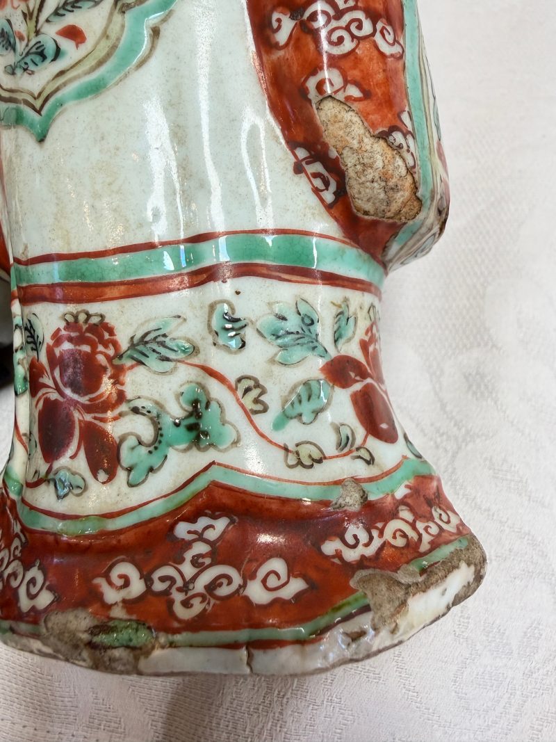 A rare Chinese wucai figure of a dignitary - 图34