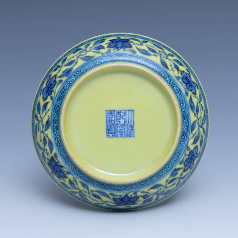 A pair of Ming-style yellow-ground blue and white saucers, Qianlong mark and of the period (1736-1795) - 图3