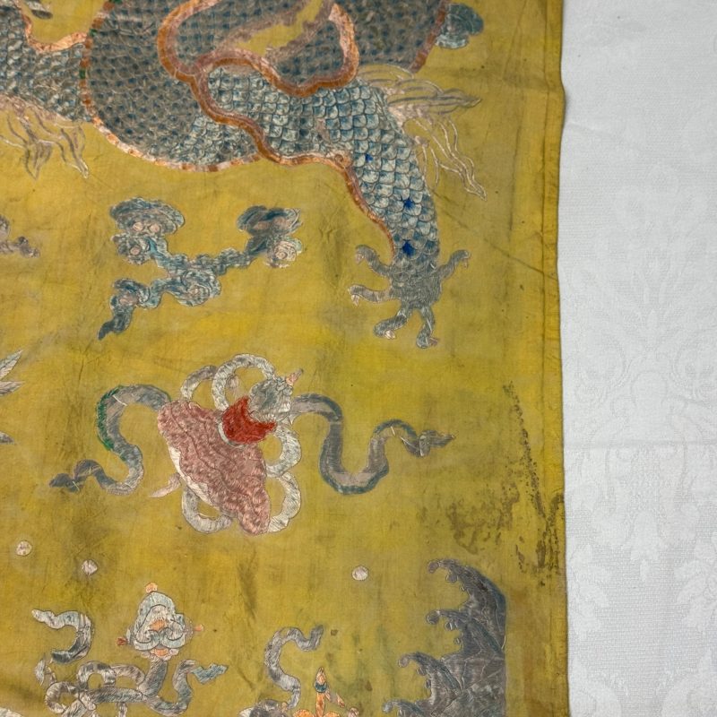 A pair of Chinese yellow-ground embroidered 'Dragons' and 'Phoenixes' panels - 图63