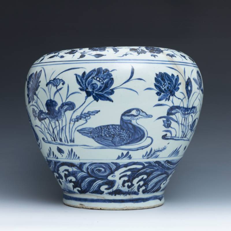 A rare blue and white 'mandarin ducks and lotus' jar, Guan - 图3