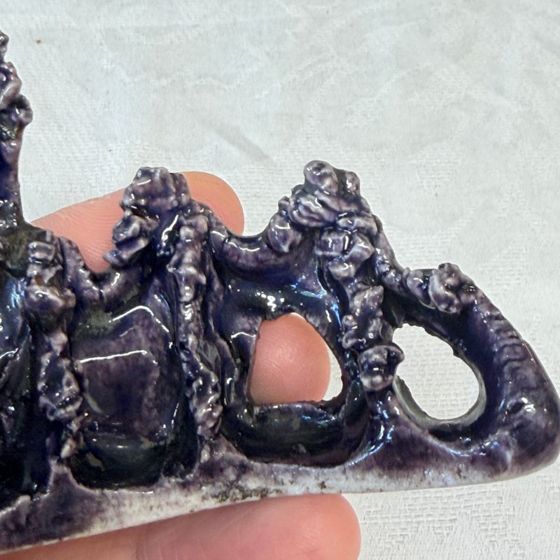 A Chinese aubergine-glazed brush rest and a famille verte sancai biscuit group - 图28
