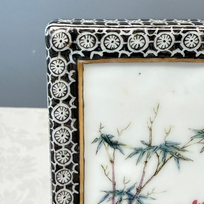 A fine Chinese gilt-grisaille and famille rose table screen - 图10
