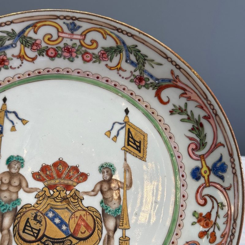A Chinese famille rose armorial dish with the arms of Goos de Ghyseghem, Vecquemans and Golbeau for the Belgian market - 图6