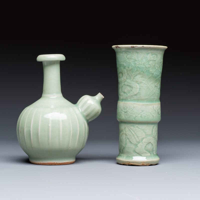 Two Chinese blue and white bowls, a plate, a celadon kendi and a vase - 图12