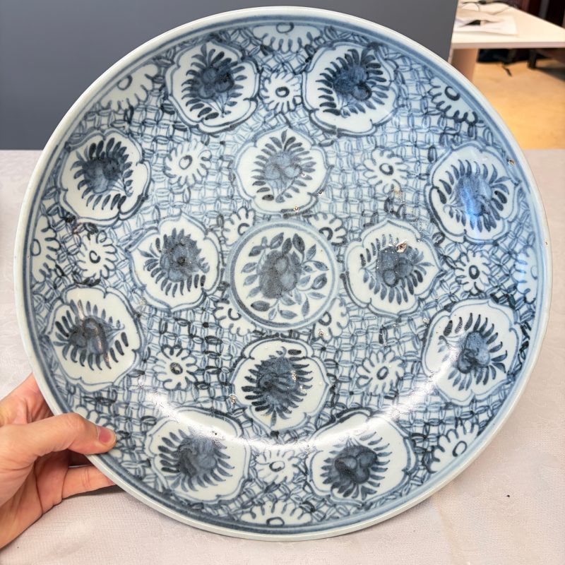 A Chinese blue and white dish with floral design - 图3