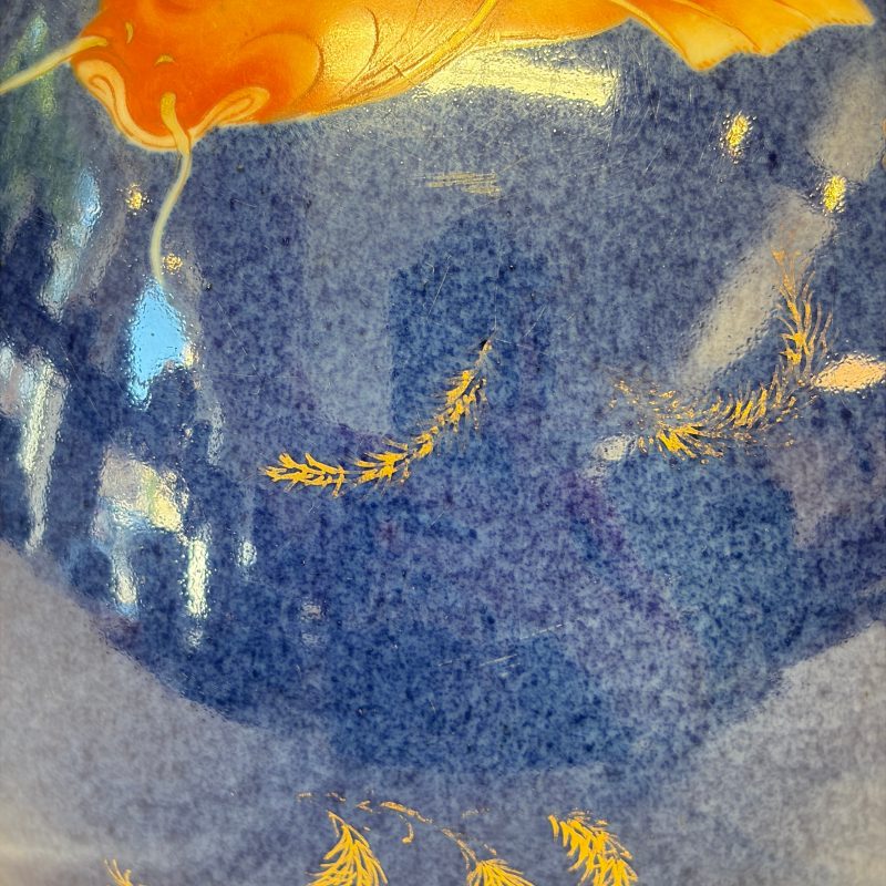 A Chinese gilt-heightened powder-blue-ground iron-red decorated 'Carps' vase - 图15