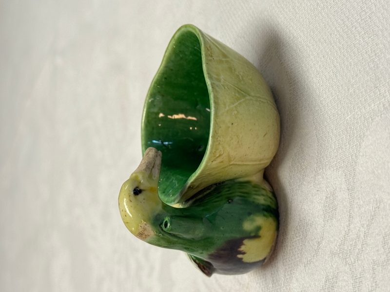 A pair of Chinese famille verte sancai biscuit duck-and-lotus-form water droppers on later wooden stands - 图29