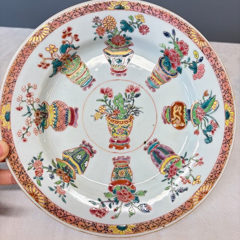 Two Chinese famille rose plates and a pair of Dutch-decorated plates - 图11