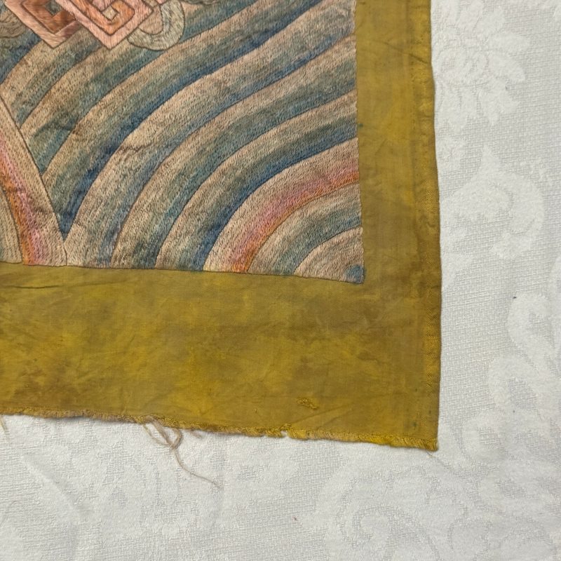 A pair of Chinese yellow-ground embroidered 'Dragons' and 'Phoenixes' panels - 图66