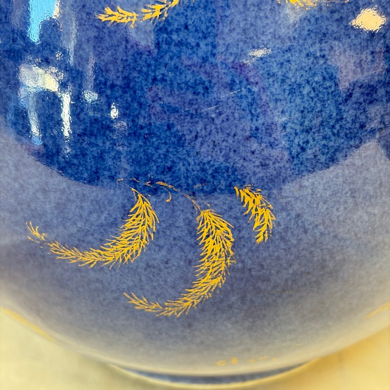 A Chinese gilt-heightened powder-blue-ground iron-red decorated 'Carps' vase - 图16
