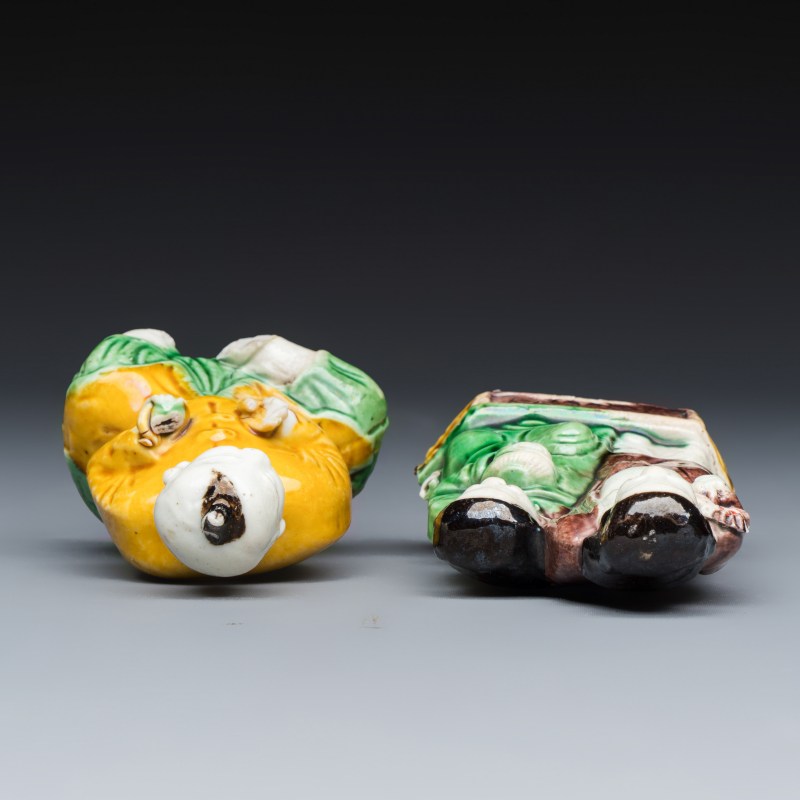 A Chinese famille verte sancai biscuit model of a seated boy and a 'He He Er Xian' group - 图6