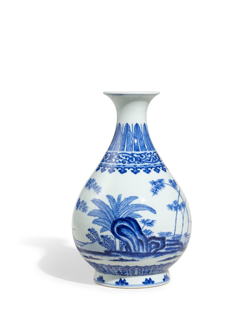 A fine blue and white ‘garden’ vase, yuhuchunping, Seal mark and period of Daoguang | 清道光　青花竹石芭蕉紋玉壺春瓶　《大清道光年製》款 - 图2