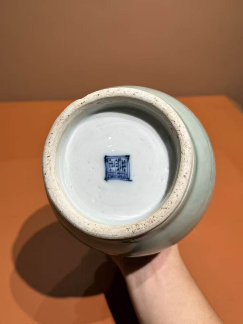 明晚期 青釉暗刻花卉纹瓶 - 图6