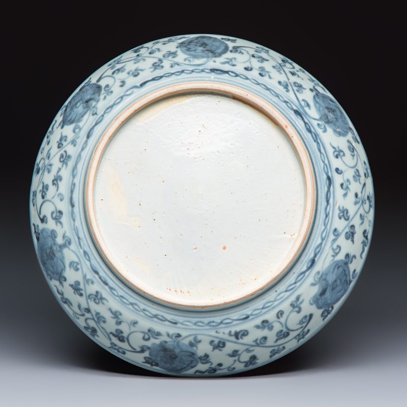 A Chinese blue and white dish with floral design - 图2