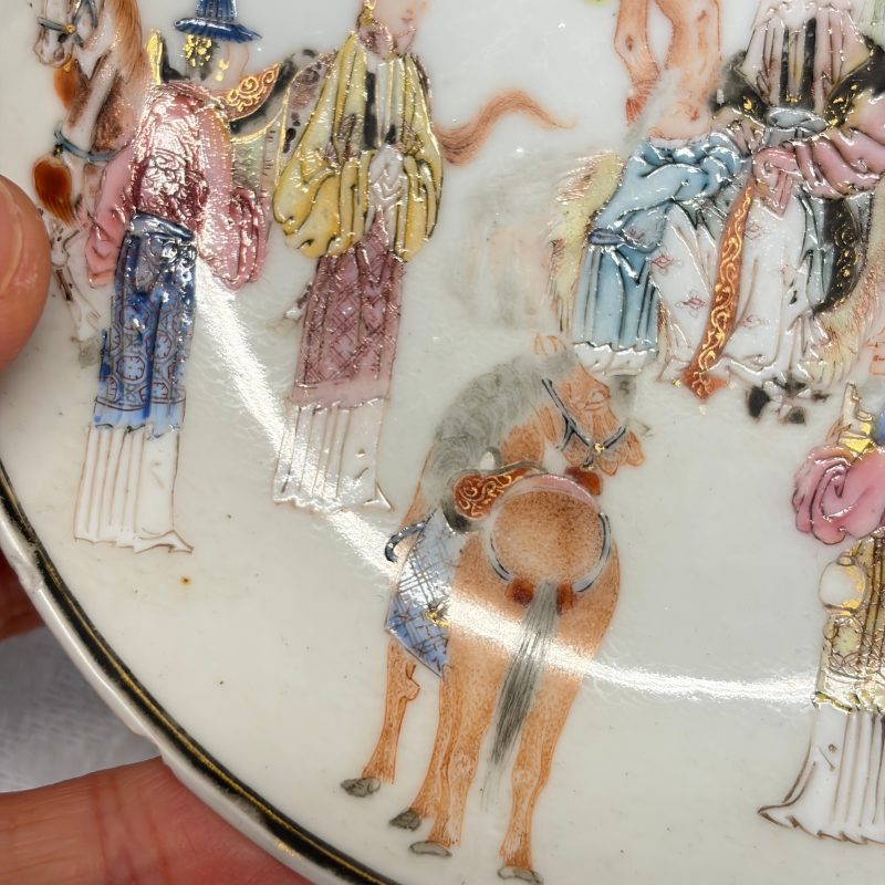 A fine Chinese famille rose cup and saucer with narrative design - 图15