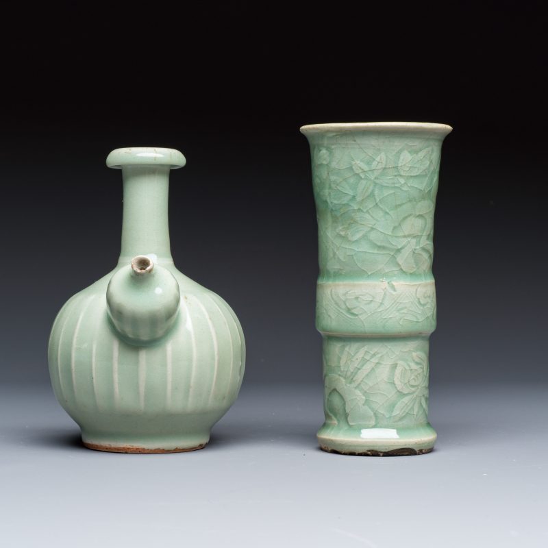 Two Chinese blue and white bowls, a plate, a celadon kendi and a vase - 图13