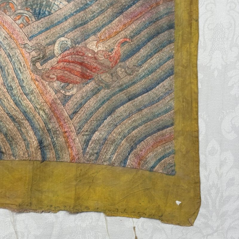 A pair of Chinese yellow-ground embroidered 'Dragons' and 'Phoenixes' panels - 图67