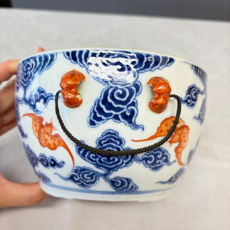 洪福齊天 | A pair of Chinese blue, white and iron-red 'Hong Fu Qi Tian 洪福齊天' warming bowls and covers - 图20