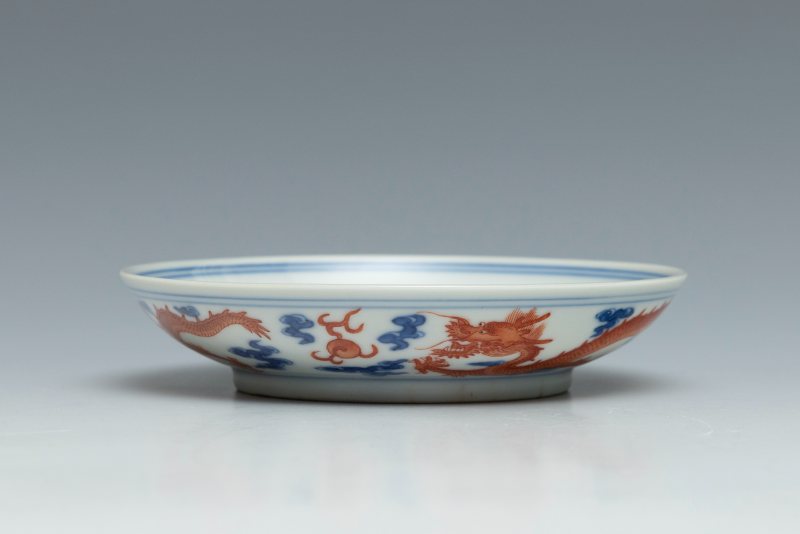 A pair of iron-red and underglaze blue 'dragon' saucers, Daoguang mark and of the period (1821-1850) - 图6