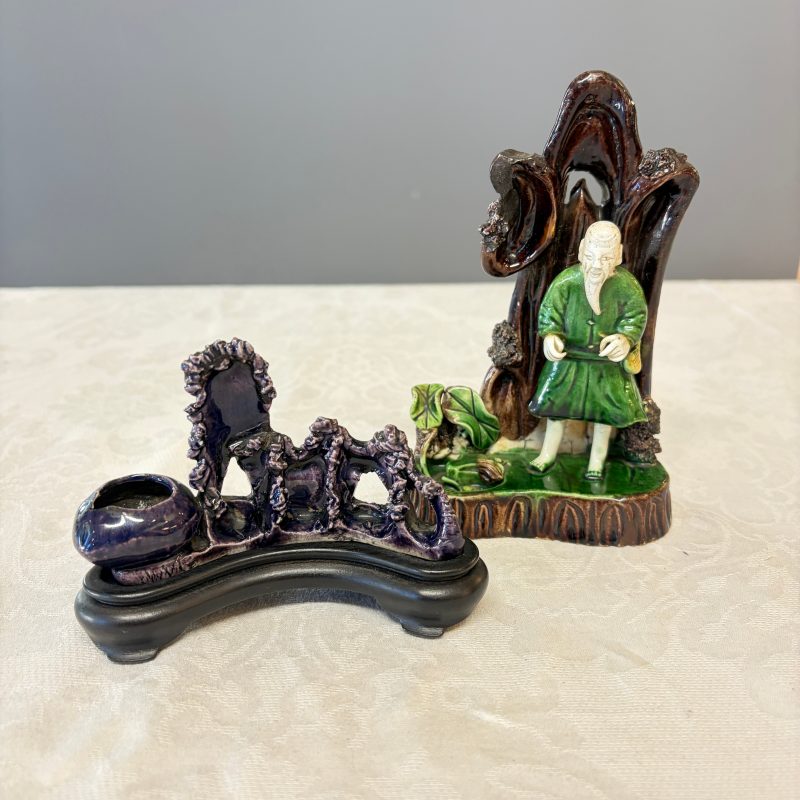 A Chinese aubergine-glazed brush rest and a famille verte sancai biscuit group - 图11