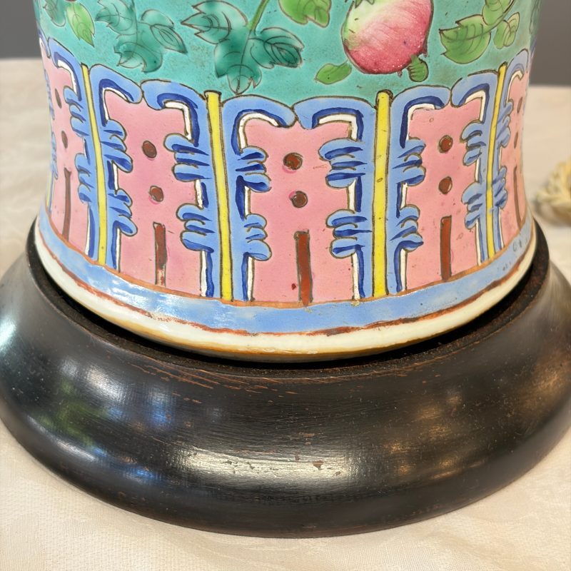 Three Chinese famille rose vases for the Straits or Peranakan market, one mounted as a lamp - 图60