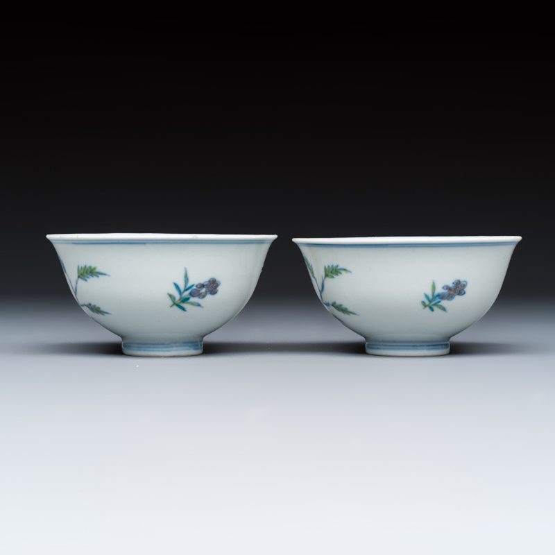 A pair of Chinese doucai bowls with floral design - 图4