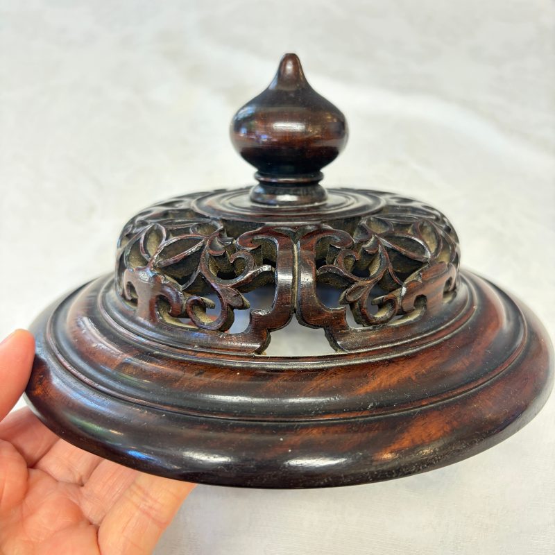 A Chinese blue and white vase with floral design and a later wooden cover - 图26