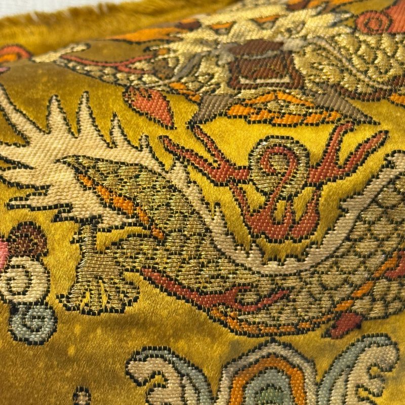 A small Chinese gold-thread brocade 'Dragon' panel - 图8