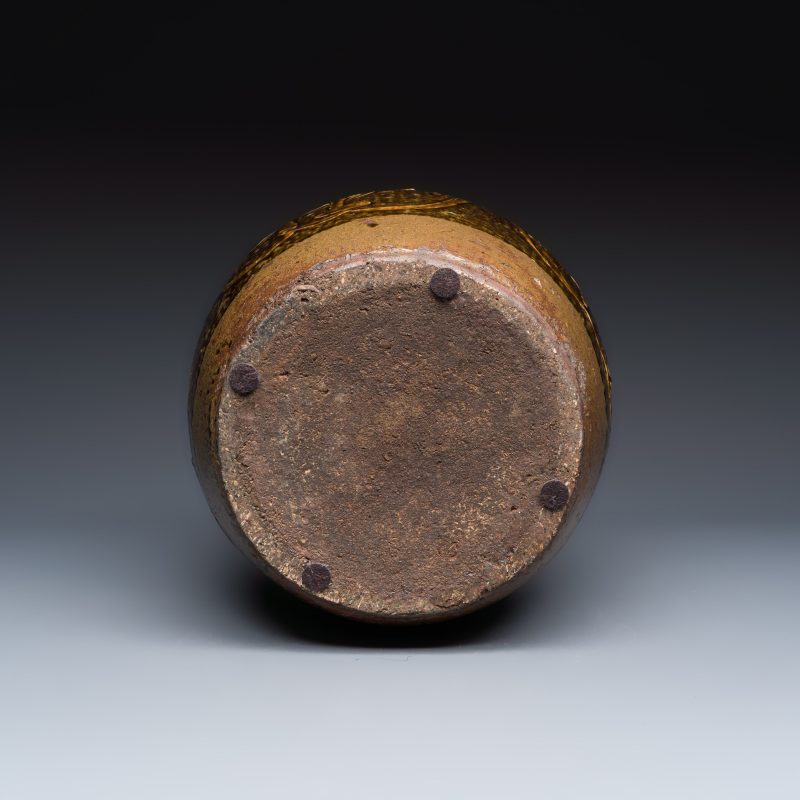 月中桂丹 | A Chinese brown-glazed slip-decorated 'Yue Zhong Dan Gui 月中桂丹' jar - 图7