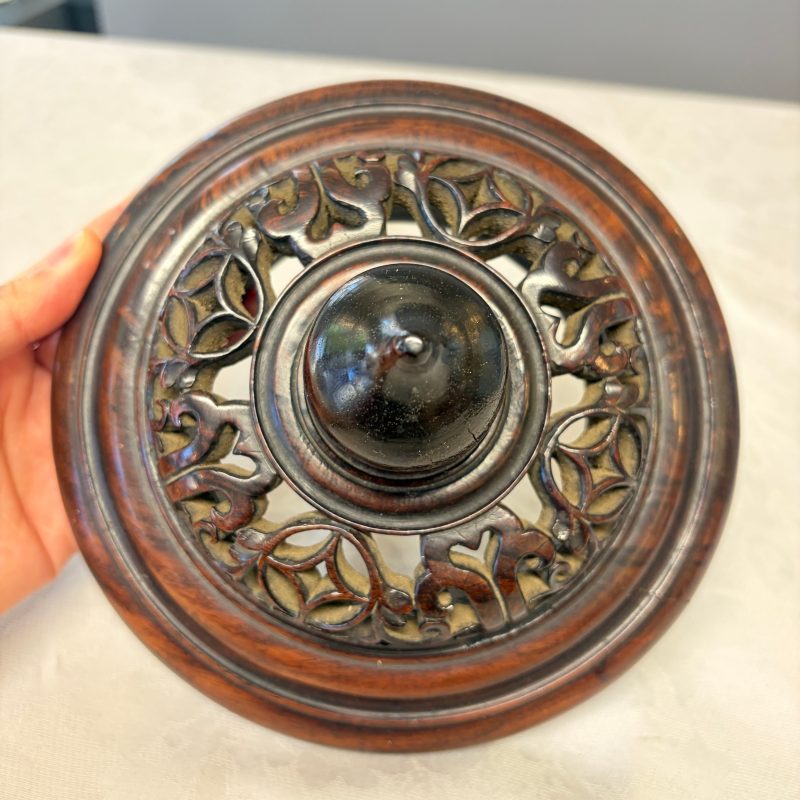 A Chinese blue and white vase with floral design and a later wooden cover - 图25