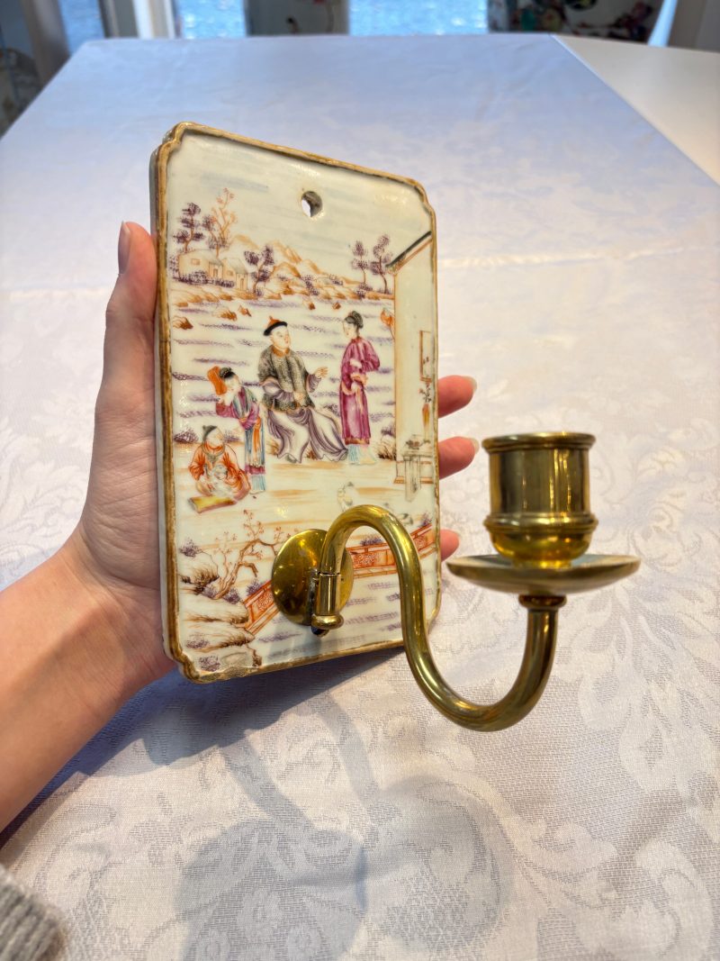 A pair of Chinese Canton famille rose 'Mandarin Subject' wall sconces - 图19