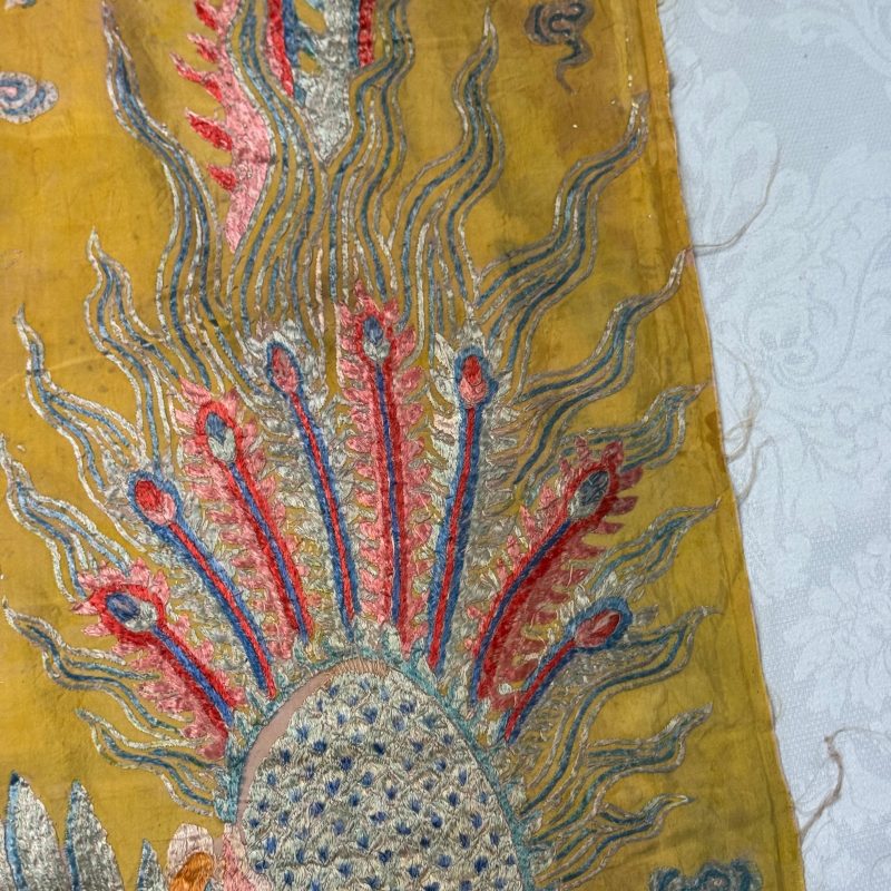 A pair of Chinese yellow-ground embroidered 'Dragons' and 'Phoenixes' panels - 图38