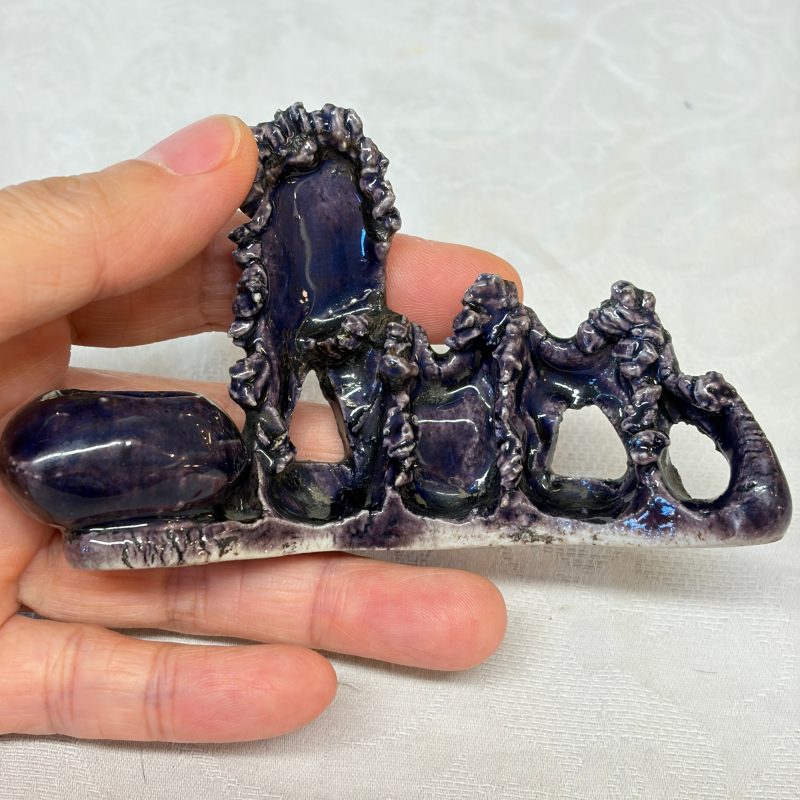 A Chinese aubergine-glazed brush rest and a famille verte sancai biscuit group - 图25
