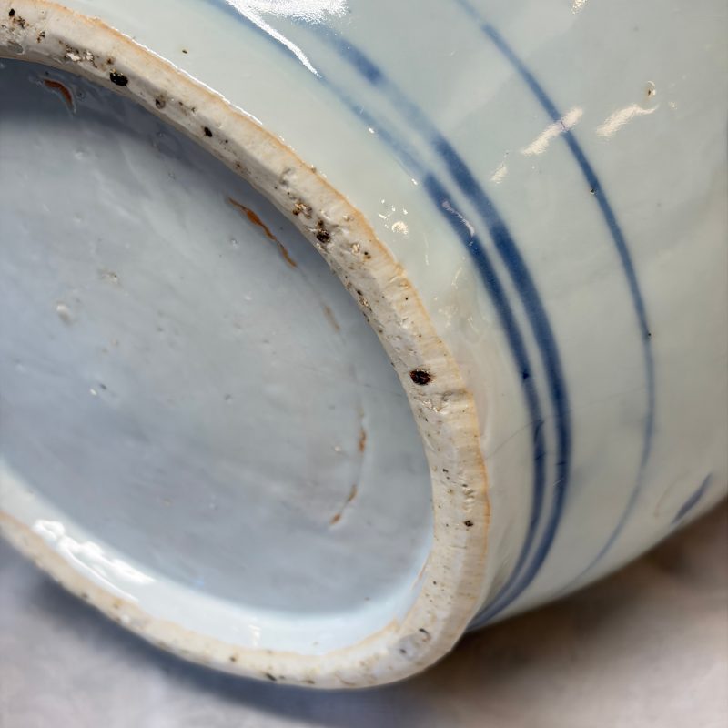 A Chinese blue and white vase with floral design and a later wooden cover - 图24