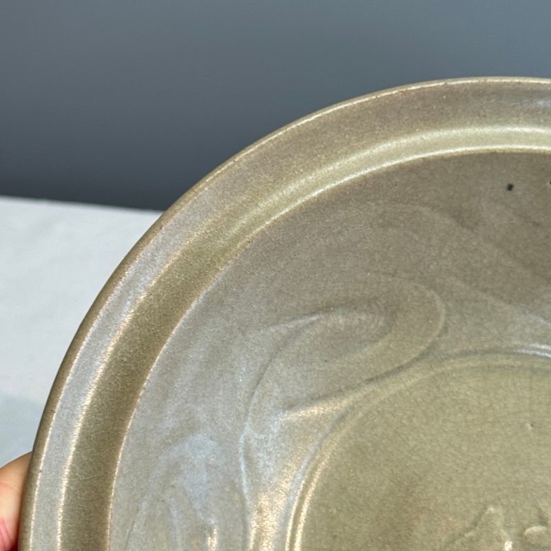 Two Chinese qingbai plates and a Longquan celadon plate - 图10
